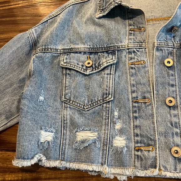 Revolve Oversized Distressed Cropped Denim Jacket NEVER WORN - Picture 5 of 9
